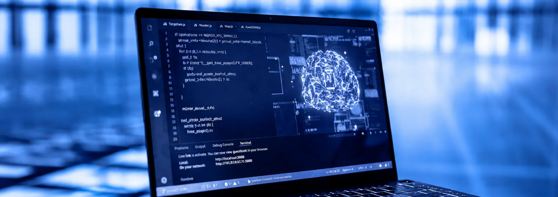 Schermo di laptop con codice e rappresentazione visiva di un cervello digitale, a simboleggiare lo sviluppo di soluzioni di intelligenza artificiale custom