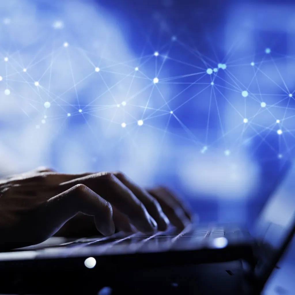 Imprenditore che utilizza un software AI custom sviluppato da Blue Milk per ottimizzare i processi aziendali