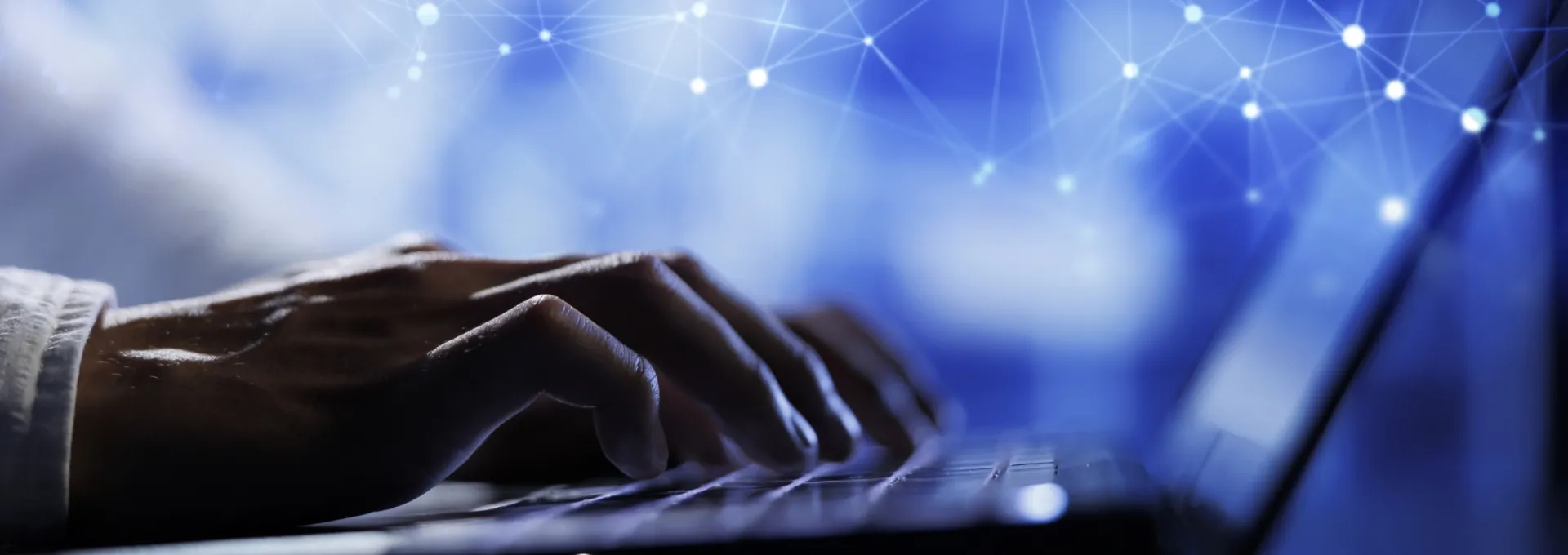 Imprenditore che utilizza un software AI custom sviluppato da Blue Milk per ottimizzare i processi aziendali